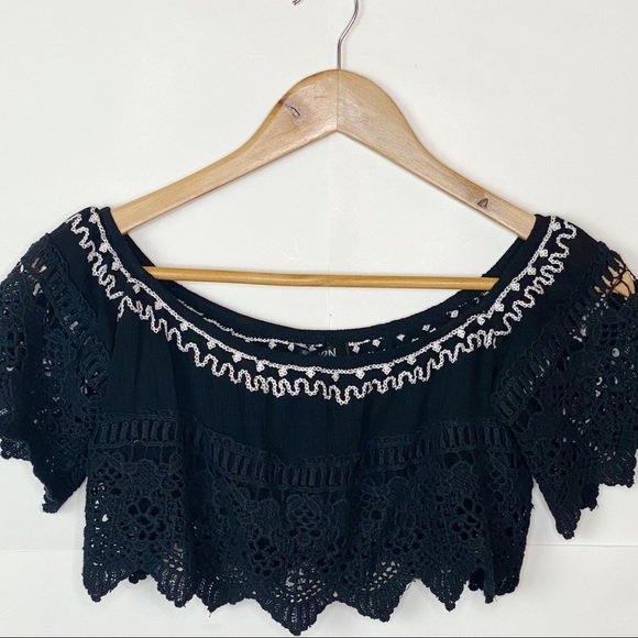 NWT LF Mieeion Black Embroidered Woven Off Shoulder Crop Top - Picture 3 of 12